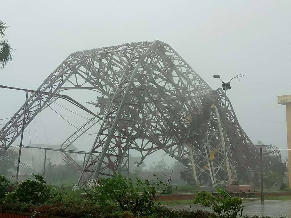 Siêu bão Doksuri đánh sập tháp truyền hình 100m tại Hà Tỉnh
